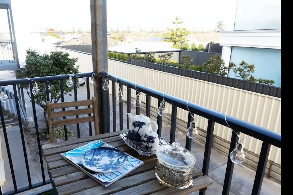 Luxurious Beach Front Apt With Ocean View Balcony Glenelg 0*,  Australia